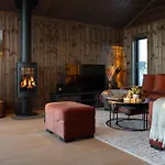 Ny Og Moderne Med Sauna, Jacuzzi Og Eget Spillrom Med Biljard Og Dart Gratis Elbillading Og Strom Inkludert I Prisen Ferienhaus Flå