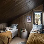 Ny Og Moderne Med Sauna, Jacuzzi Og Eget Spillrom Med Biljard Og Dart Gratis Elbillading Og Strom Inkludert I Prisen